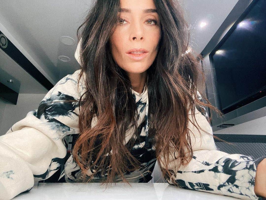 アビゲイル・スペンサーのインスタグラム：「Back on a set. (Came back as a flower.) Will share which one soon! (Flower & set ;) 💕🌸🙏🏼.」