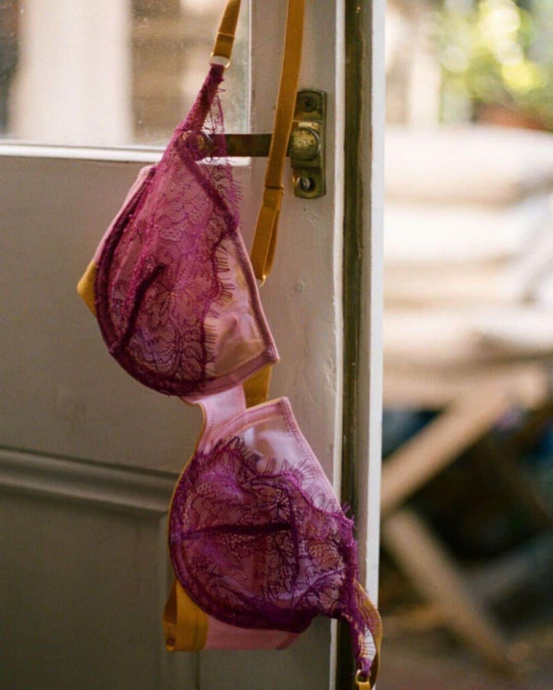 ゾーイ・サグのインスタグラム：「If you too favour the humble granny pant and recoil in horror at a lace number that's almost certainly going too far up your you know where we've got you covered (literally, full briefs all round) this February. And spoiler alert, comfort doesn't have to equal boring when it comes to lingerie! Over on Zoella.com we’re sharing a comprehensive edit of the very best underwear brands combining comfort + colour + cuteness- helloooo new lingerie staples 😍 📸: @carolinagmx」
