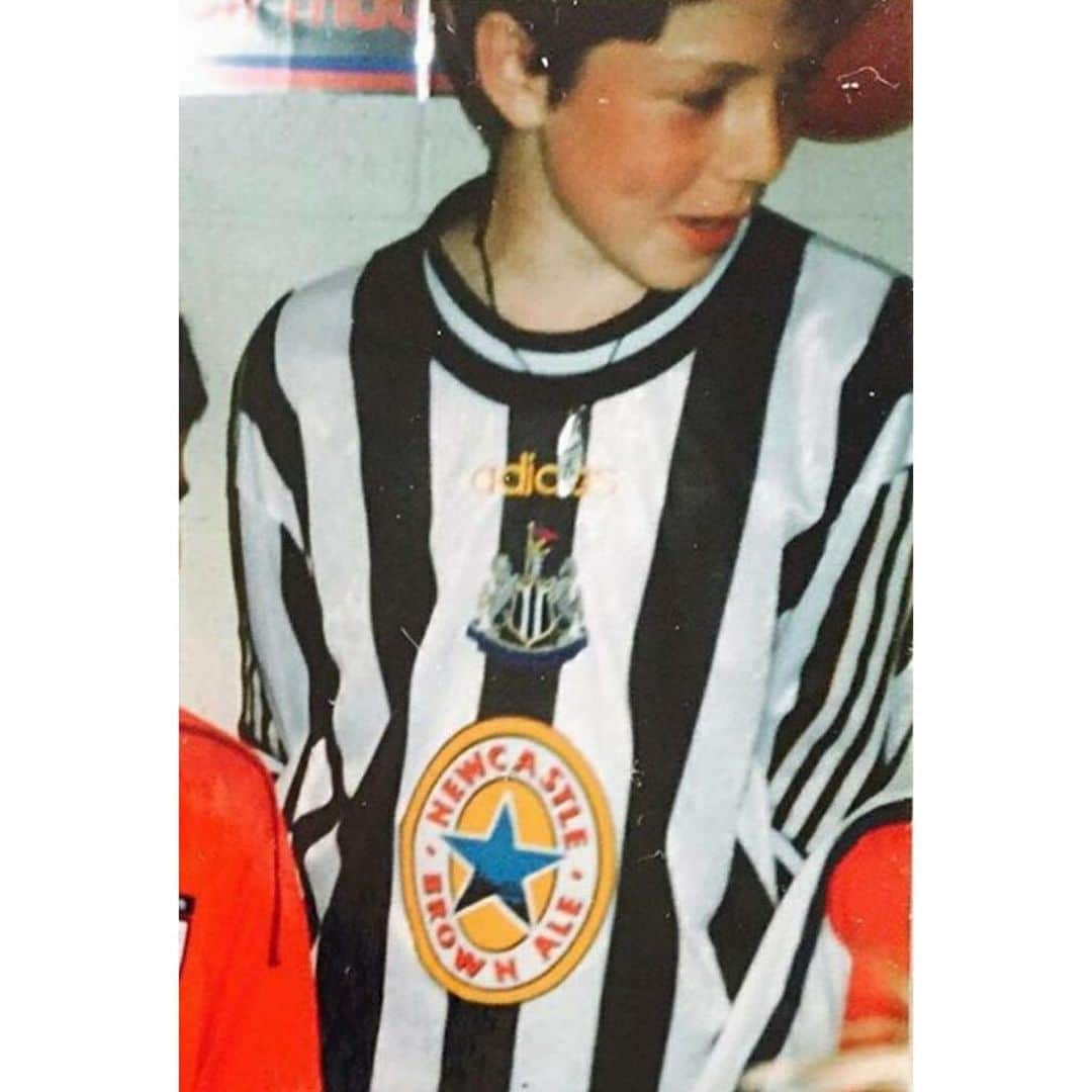 のインスタグラム：「Big, shiny throwback to 1999. Everyday dreaming of playing up front for the Toon with the big man @alanshearer 🖤🤍🖤🤍」