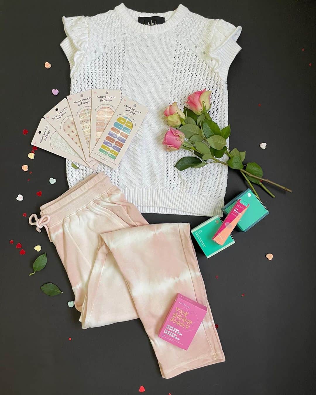 ニコールミラーのインスタグラム：「*GIVEAWAY CLOSED* 💐Looking for an excuse to treat yourself this Valentine’s Day?! One lucky follower will win this cozy outfit from @nicolemillernyc, products from @patchology, and nail wraps from @paintbucketnails! 💅🏻💝 To enter: 1. Follow @nicolemillernyc, @patchology, and @paintbucketnails. 2. Like this photo. 3. Tag someone you love in the comments! 💌 Giveaway starts now and ends Sunday 2/7 at midnight EST. Winner will be announced via IG stories on 2/8!」