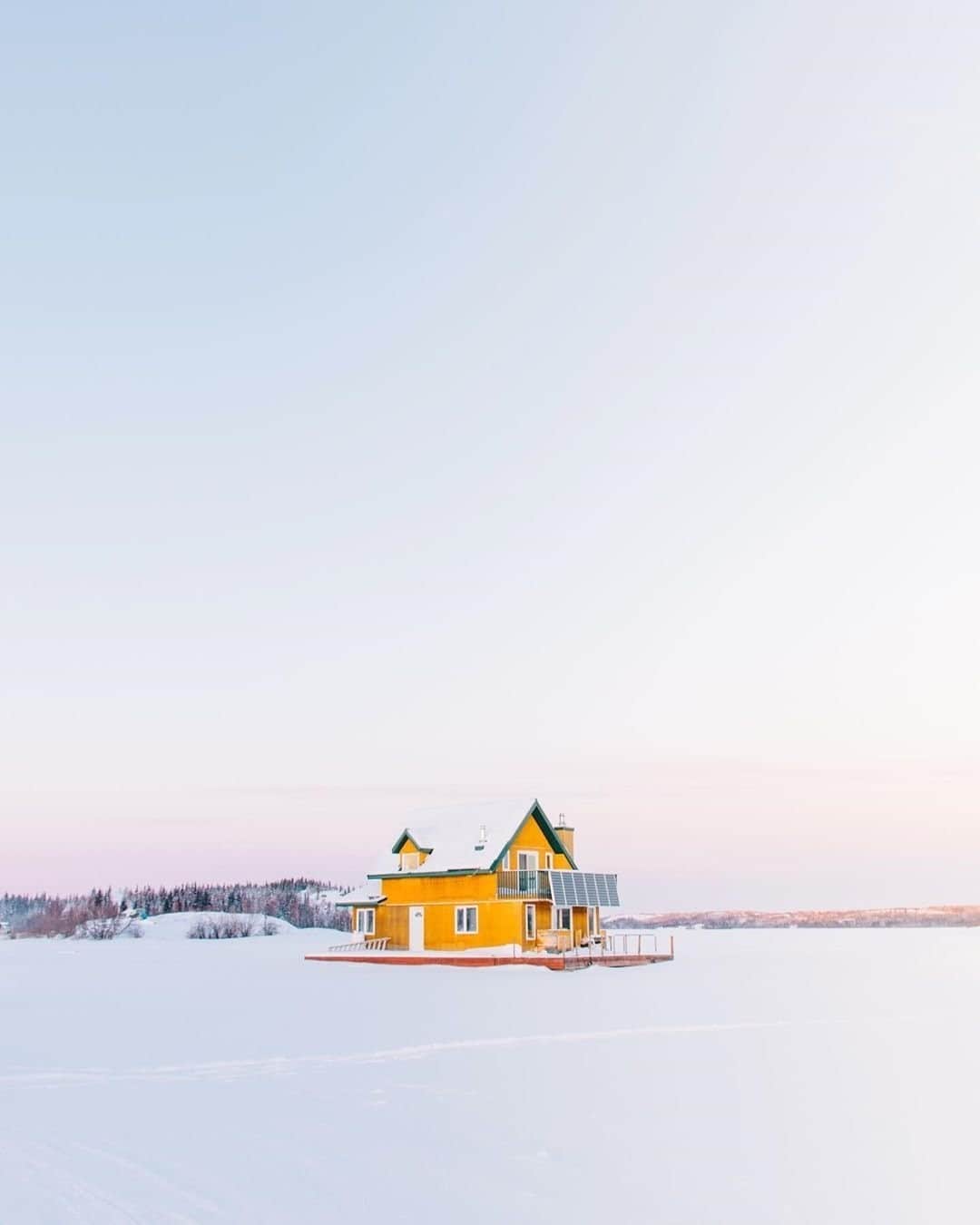 Explore Canadaのインスタグラム：「“Yellowknife’s houseboaters can walk to their homes in the winter and paddle to them in the summer (and in the shoulder seasons, it's a bit of both)!” - caption by our friends @spectacularnwt.⁠ ⁠ #ExploreCanada #CanadaNice⁠ ⁠ ⁠ *Know before you go! Check the most up-to-date travel restrictions and border closures before planning your trip and if you're travelling in Canada, download the COVID Alert app to your mobile device.*⁠ ⁠ 📷: @iamkeefe⁠ 📍: @spectacularnwt⁠ ⁠ #SpectacularNWT⁠」
