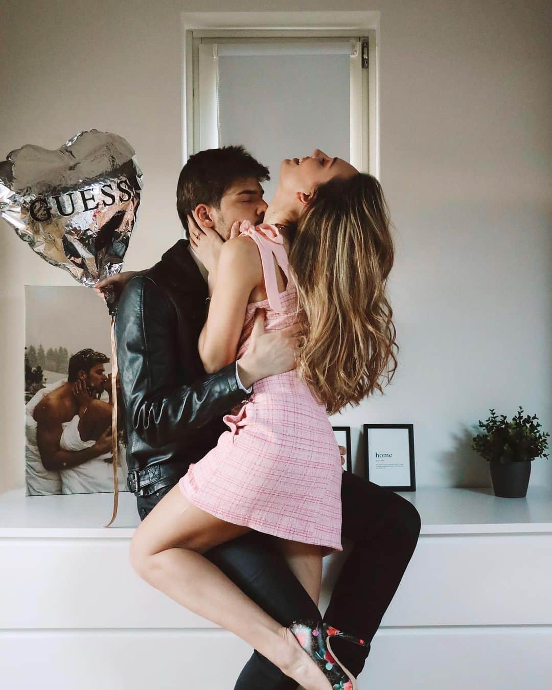 ゲスのインスタグラム：「vday isn't just for couples (swipe for proof) 💘 show some love to your valentine in the comments below + watch our stories for some gift ideas! #GiftMeGUESS #ValentinesDay」
