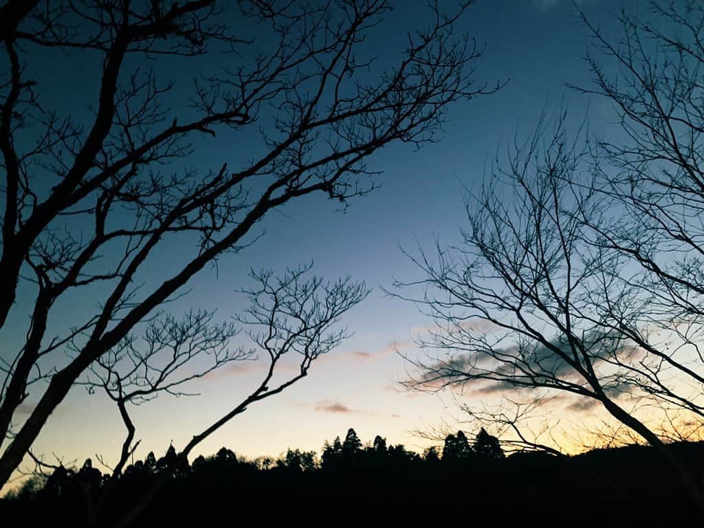 神谷洵平さんのインスタグラム写真 - (神谷洵平Instagram)「今日も綺麗な空でした。 自然の空気を深く吸い、太陽を浴びて、じっくり音楽作り。 ただただ時間が過ぎ、夜が更け、再び朝が来る。 ほんの少しだけ、コロナの事を忘れられた時間は、心に沢山の安らぎを与えてくれました。 帰り道。 高速道路の掲示板に書かれたコロナへの注意喚起。そして現実に向かうその道すがら、明日からの生活の中で、心のバランスを保つ術を作って行く為にどうすべきかを考えていました。 当たり前の予防は常にして。 お家では好きな音楽をひたすら聴いて、あとは何かを作る。 それかもだけで良いのかもしれません。 さてー、明日からも頑張ります🏃🏻‍♂️」2月5日 2時20分 - junpeikamiya