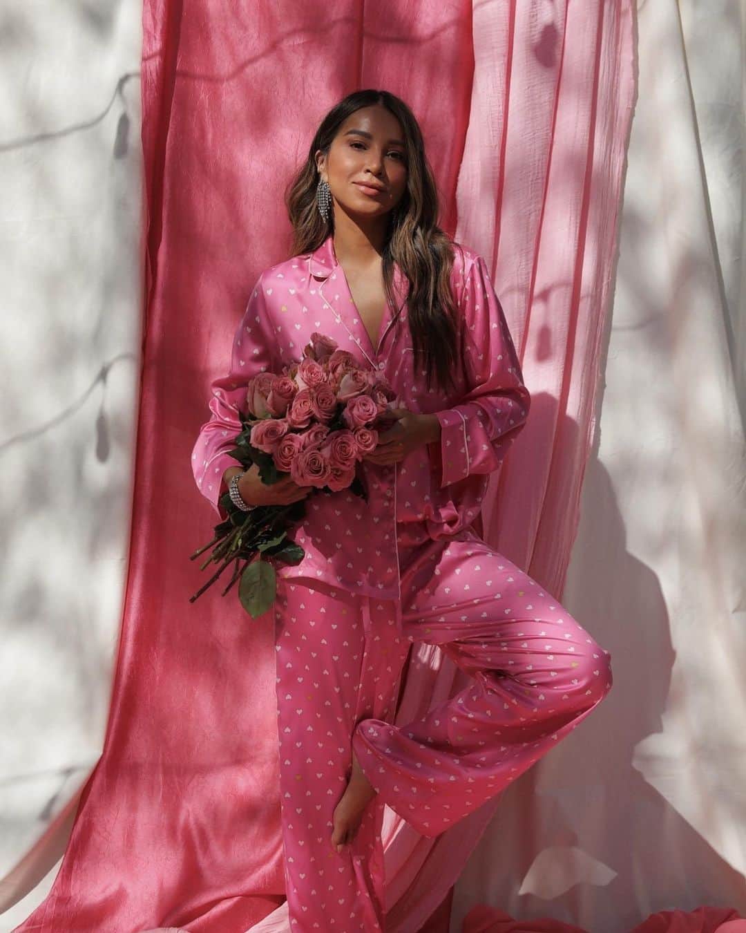 ジュリー・サリニャーナのインスタグラム：「Love comes in all shapes, ways and forms. For Kevin & I, our love was challenged by living a long-distance relationship for over a year when he lived back home in France. It was hard, it sucked but after that experience, our love grew stronger & our commitment firmer. Feeling extra grateful to be with Kevin now and celebrating our love today and everyday! 💕 @victoriassecret  #ItsALoveThing #VSValentines」