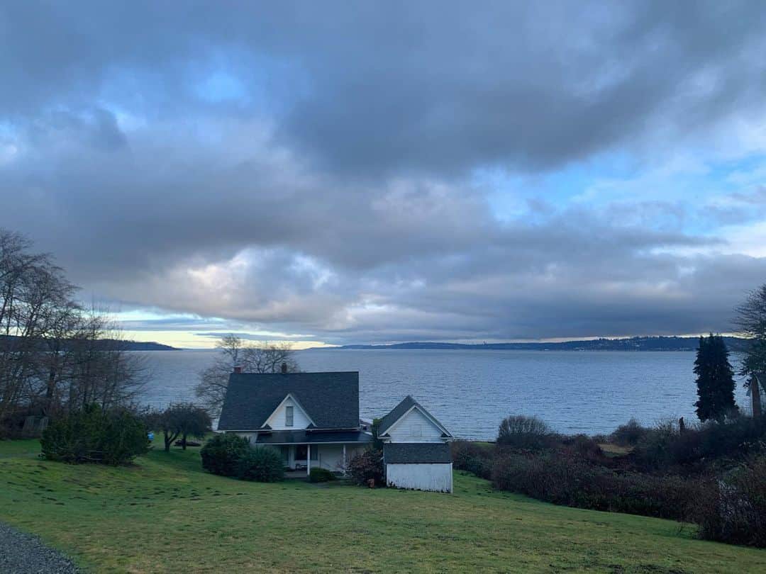 エミリー・スワローのインスタグラム：「The Sound 💙  #pugetsound #pnw #seatosummit #seattle #50shadesofblue #frontporch」