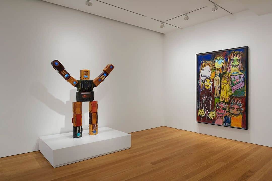のインスタグラム：「#HongKongExchange: "Hong Kong Exchange," an exhibition of works by some of the gallery’s most esteemed artists, is on view at Gagosian, Hong Kong, through April 30.  Works in various media by Georg Baselitz, John Currin, Roe Ethridge, Urs Fischer, Katharina Grosse, Andreas Gursky, Damien Hirst, Tetsuya Ishida, Alex Israel, Jeff Koons, Takashi Murakami, Nam June Paik, Richard Prince, Sterling Ruby, Ed Ruscha, Jenny Saville, Rudolf Stingel, Sarah Sze, Cy Twombly, Mary Weatherford, Jonas Wood, and Zeng Fanzhi are included in the show. Follow the link in our bio to learn more or to schedule an appointment to visit the exhibition. __________ #Gagosian @richardprince_official @jennysavilleofficial @ursfischerstudio @damienhirst @maryweatherford @zfz_studio @sterlingruby @takashipom @alexisrael Installation views, "Hong Kong Exchange," Gagosian, Hong Kong, January 28–April 30, 2021; (1) Artwork, left to right: © Nam June Paik Estate, © Richard Prince; (2) Artwork, left to right: © Rudolf Stingel, © Cy Twombly Foundation, © Jenny Saville; (3) Artwork, left to right: © Urs Fischer; © Damien Hirst and Science Ltd. All rights reserved, DACS 2021; © Mary Weatherford; © Zeng Fanzhi Studio; © Sterling Ruby; (4) Artwork, left to right: © 2021 Takashi Murakami/Kaikai Kiki Co., Ltd. All rights reserved; © Alex Israel」