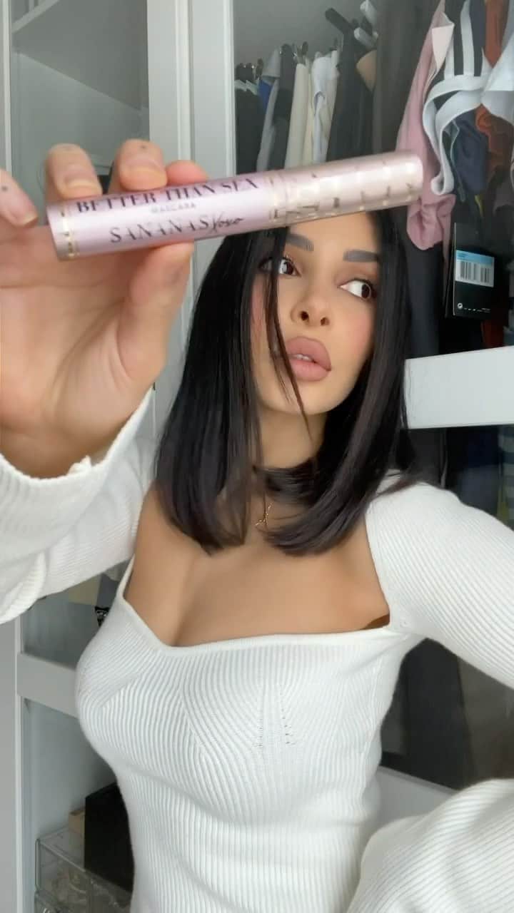 sananasのインスタグラム：「I’m so pretty and he like that 👀J’aimerais que mon design soit aussi magique mais il est juste cute 🤷🏻‍♀️😂Pour ceux qui l’ont loupé, j’ai relooké le mascara Better Than Sex de chez @toofacedlovesfrance @toofaced pour une quantité limitée et il est dispo chez Sephora 😘 Qui se l’est pris ? Levez la main que je vous vois 👀  #TooFacedLovesFrance #TooFaced #BetterThanSex #TooFacedxSananas」