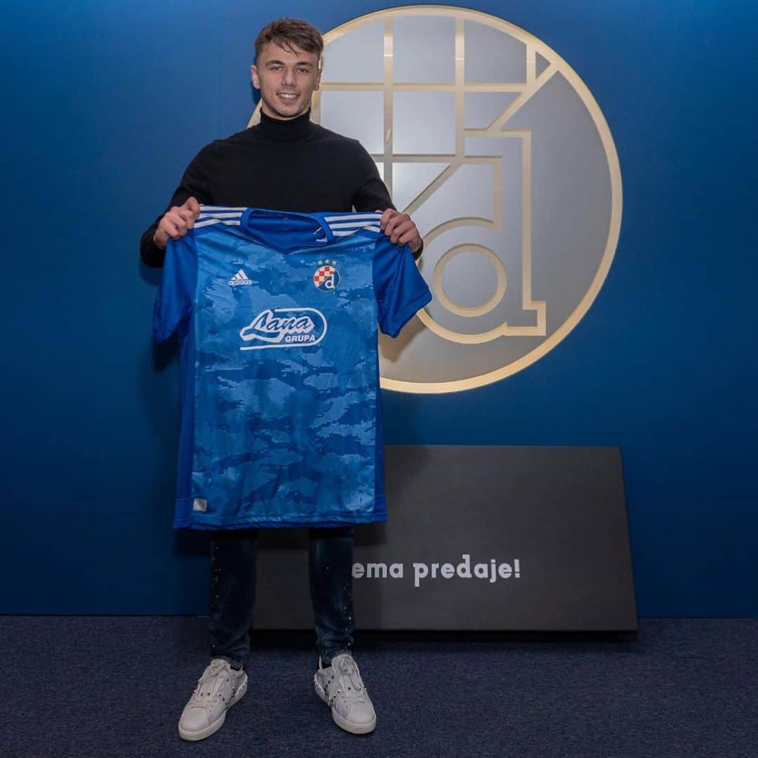 ダリオ・クレシッチさんのインスタグラム写真 - (ダリオ・クレシッチInstagram)「🔵⚪️ shirt this is what you worn 12 years. Now you are coming back in your good @gnkdinamo luck 🍀 @dariospikic  Thanks to @hnk_gorica for you trust」2月5日 2時29分 - dario_kresic