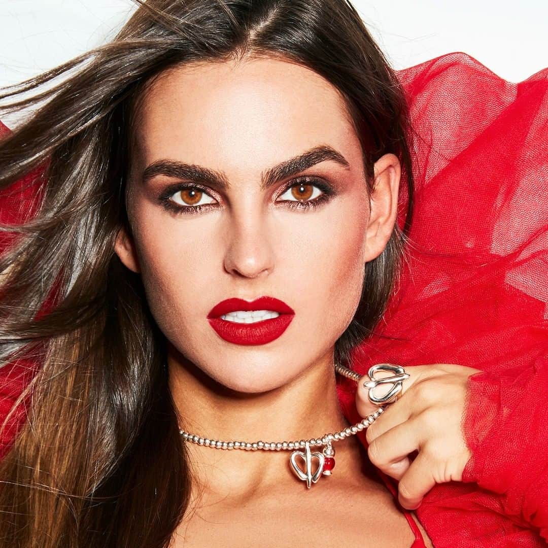 のインスタグラム：「Lo mejor del amor es compartirlo, pero nunca dejes de quererte a ti misma✨. #ColecciónSavage  #UNOde50   Love is better when you share it, but never stop loving yourself✨. #SavageCollection #UNOde50」