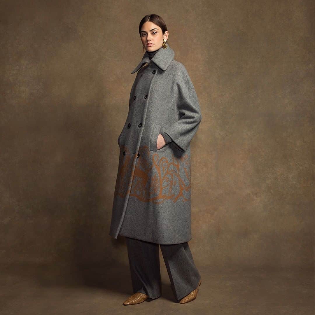 Johnstonsさんのインスタグラム写真 - (JohnstonsInstagram)「For women, our incredibly warm merino wool and cashmere opera coat, featuring our distinctive Woodcut design, will turn heads as you beat the chill on a sunset stroll - its camel-hued border beautifully complimenting the elegant grey jacquard fabric. . . #johnstonsofelgin #johnstons #cashmere #cashmerecoat #jacquard #slowluxury #archivedesign #cashmerecoat #luxurycoat #britishluxury」2月5日 2時30分 - johnstonsofelgin