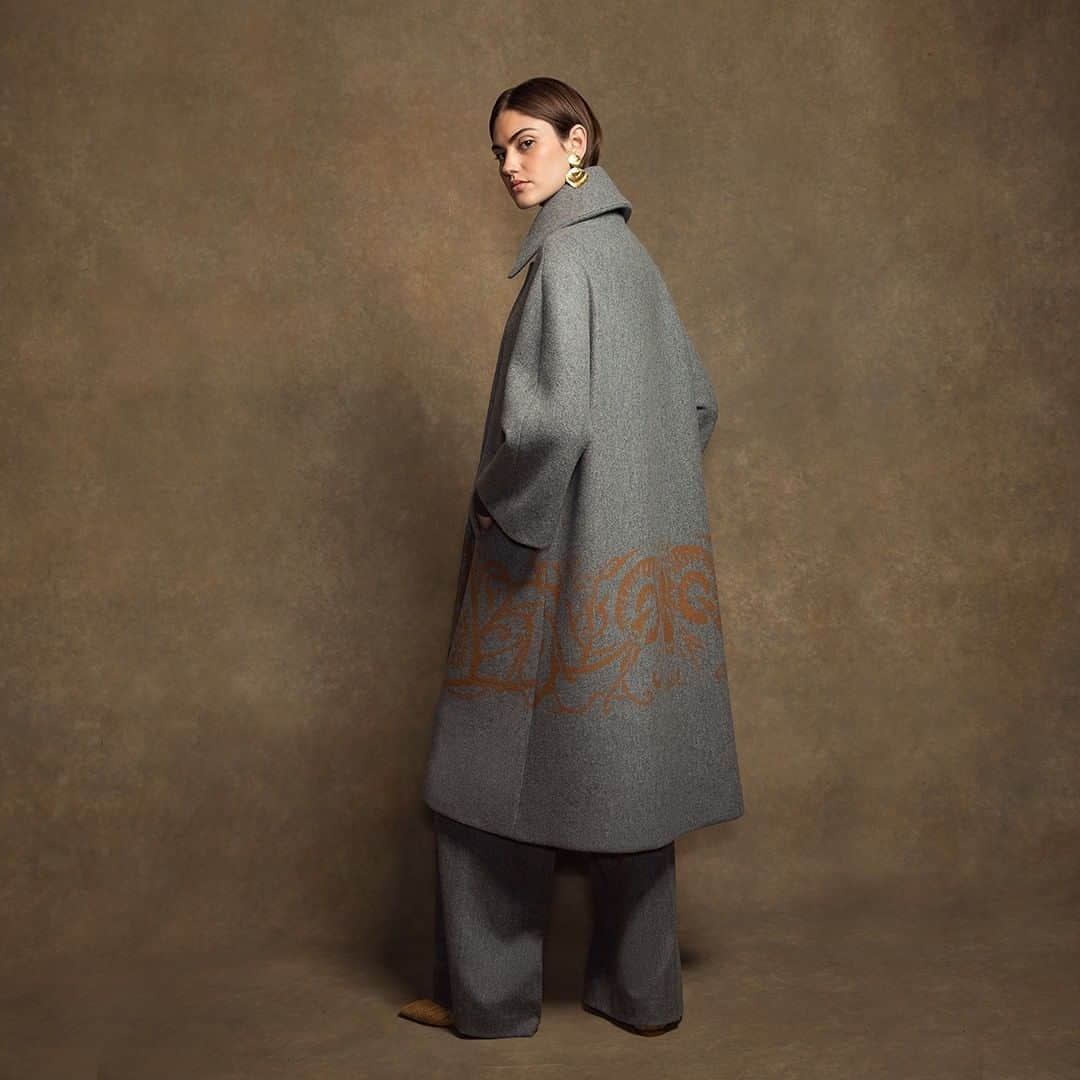 Johnstonsさんのインスタグラム写真 - (JohnstonsInstagram)「For women, our incredibly warm merino wool and cashmere opera coat, featuring our distinctive Woodcut design, will turn heads as you beat the chill on a sunset stroll - its camel-hued border beautifully complimenting the elegant grey jacquard fabric. . . #johnstonsofelgin #johnstons #cashmere #cashmerecoat #jacquard #slowluxury #archivedesign #cashmerecoat #luxurycoat #britishluxury」2月5日 2時30分 - johnstonsofelgin