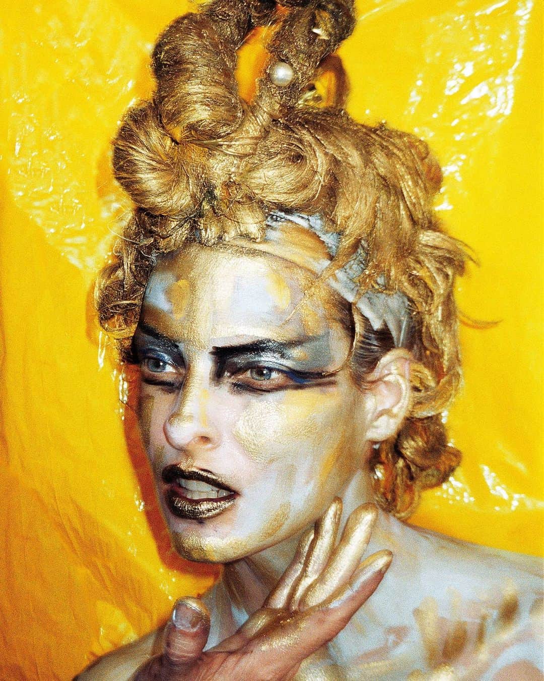 マリオ・テスティーノのインスタグラム：「TESTINO ARCHIVE Linda Evangelista was the first top model I worked with. It was like a rite of passage to the industry, as in that time you were only a fashion photographer if you worked with the super models and no one was bigger than Linda. The girls ruled the market.  As we continued to work together, we started taking more risks. I have often said, hairdressers are essential to a picture and Julien D’ys is one of the most artistic of them all. I had always noticed that creating through hair styles came to him like painting or sculpting, so I asked him to do these series with Linda as a way of expressing all those artistic qualities. He did it all. Hair,  makeup, every detail. It was just us, playing with the most famous model of the time and not just showing her personality, beauty and charm but transforming her into Julien’s creation. _ Linda Evangelista fue la primera top model con la que trabajé. Fue como un rito de iniciación a la industria, ya que en esa época solo eras un fotógrafo de moda si trabajabas con las supermodelos y nadie era más famosa que Linda. Las chicas dominaban el mercado.  Con el tiempo, empezamos a tomar más riesgos en nuestro trabajo juntos. Como he dicho a menudo, los peluqueros son esenciales para una imagen y Julien D'ys es uno de los más artísticos de todos. Siempre había notado que creaba a través de peinados como lo haría un pintor o un escultor, así que le pedí que hiciera estas serie con Linda como una forma de expresar todas esas cualidades artísticas. Lo hizo todo. Cabello, maquillaje, cada detalle. Solo éramos nosotros, jugando con la modelo más famosa de la época y no solo mostrando su personalidad, belleza y encanto, sino transformándola en una creación de Julien.  #TestinoArchive #LindaEvangelista #JulienDys」