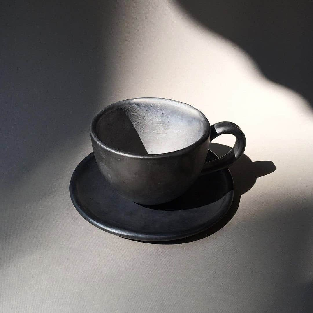 オバッキさんのインスタグラム写真 - (オバッキInstagram)「The people of Oaxaca have been drinking ceremonial beverages from black clay vessels for centuries, making these generous mugs ideal for enjoying your favourite drink.   Each mug is unique and is hand-thrown by our partner master potters in Oaxaca, Mexico.   Discover their black clay creations via our link in profile.    #slowdesign #handmadeinmexico #rawdesign #admagazine #wabisabiinteriors #wabisabi #handmadeceramics #slowmade」2月5日 2時34分 - obakki