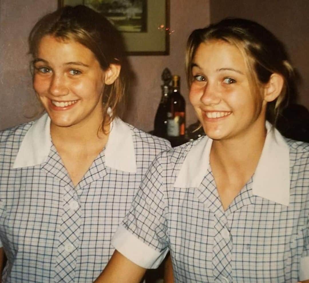 NERVOさんのインスタグラム写真 - (NERVOInstagram)「#Throwback to Twinning Teenage just-hit-puberty NERVOs 😱😬🥺👯‍♀️- who’s who?! Place your guesses in the comments ⬇️👇 #tbt #mumstillmadeusworethesameoutfits #samesame #butdifferent」2月5日 2時45分 - nervomusic