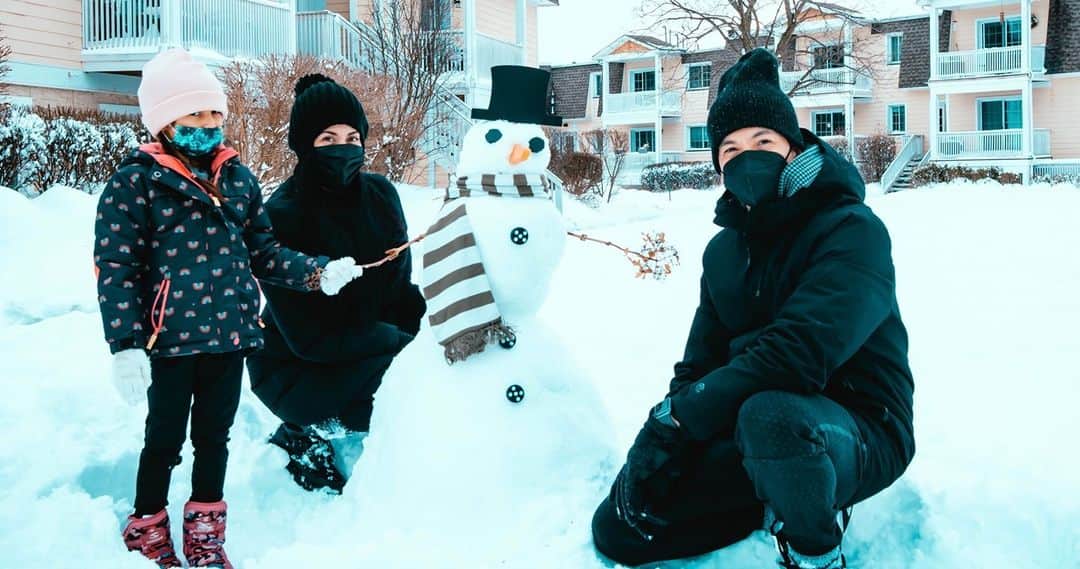 のインスタグラム：「Fun in the snow with these two! Needed to give my ears some rest after way too many studio hours🤯」