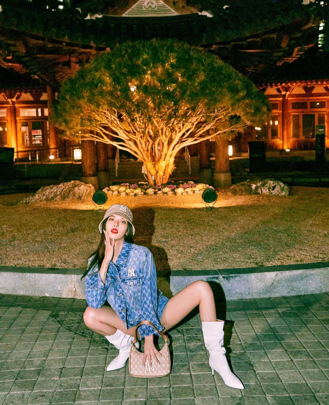 ヒョナ さんのインスタグラム写真 - (ヒョナ Instagram)「쿨하다💙🤍✨」2月5日 2時41分 - hyunah_aa