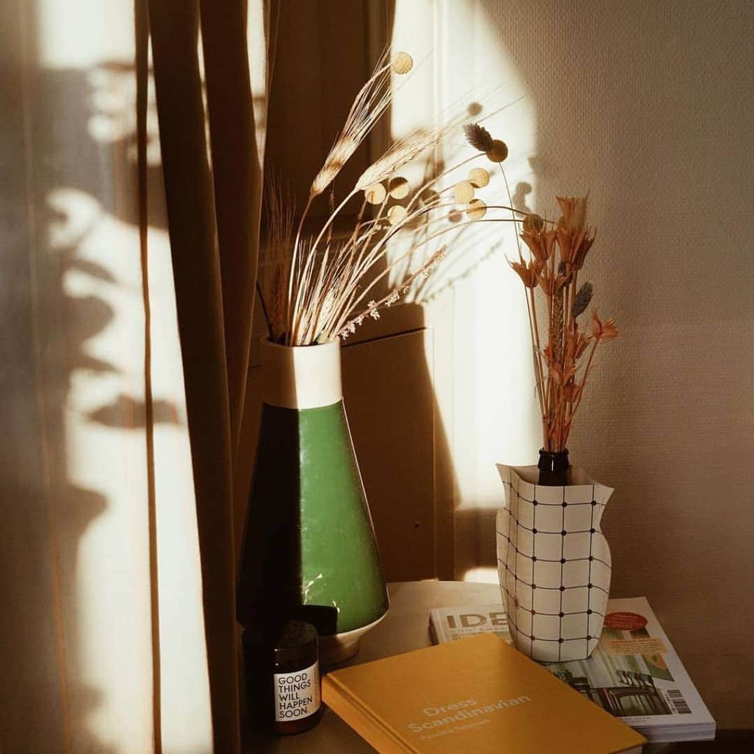 ベンシモンのインスタグラム：「TAKE CARE 🌻 ​ ​Nos vases sont là pour apporter de la couleur tout l'hiver à vos bouquets de fleurs séchées 💛 ​  ​Découvrez tous nos vases en ligne et dans nos boutiques.  ​ ​📸 Merci @celine.blasioli pour cette jolie photo ​ ​#bensimon #bensimoncollection #decoration #decobensimon #bensimondecoration」