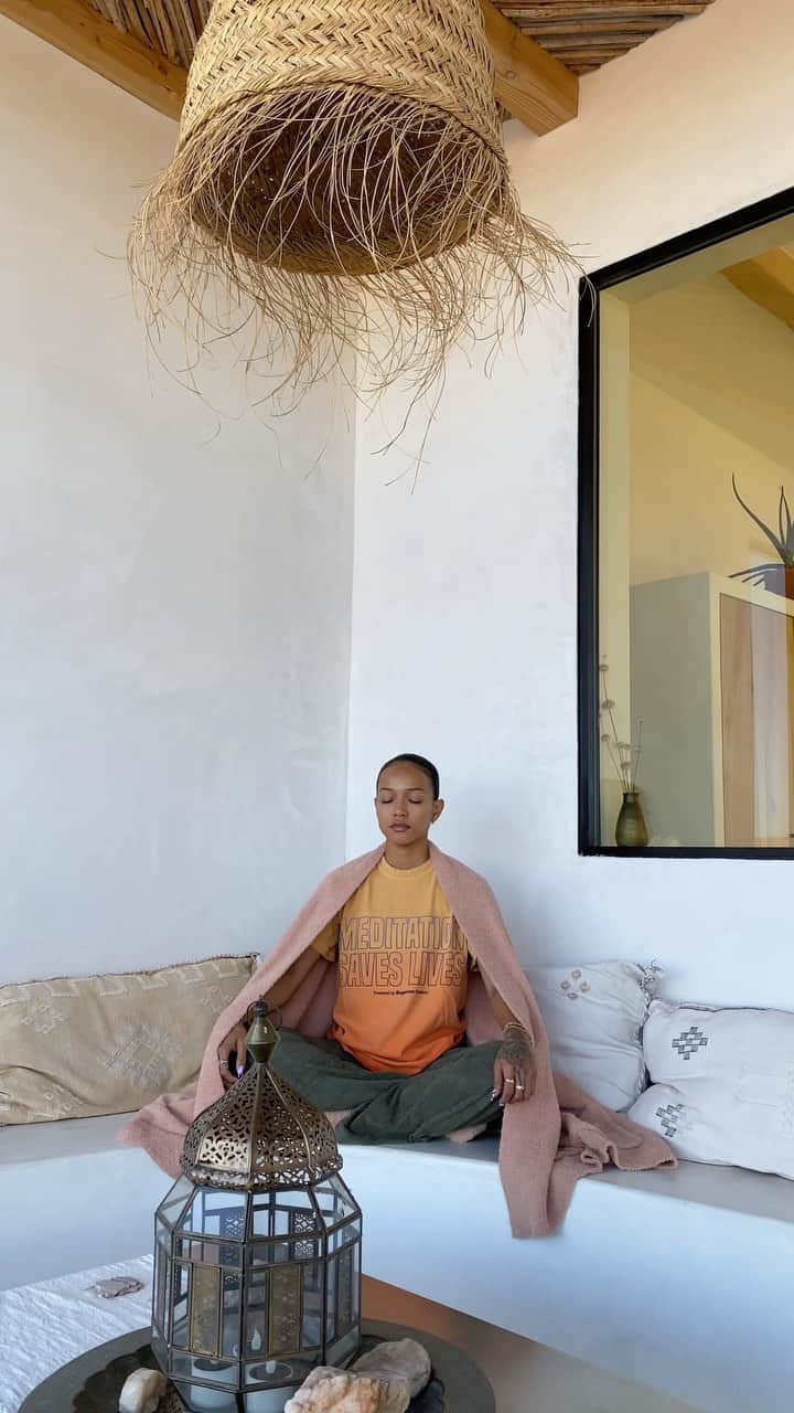 カルーシェ・トランのインスタグラム：「Morning Meditation! This is a guided meditation by Heidi E. Spear that I frequently listen to to help me feel grounded and to help start my day.. especially when I know I’m gonna have a long productive day. Meditating helps me stay focused, present and relieve stress. It gives me a chance to focus on my breathing and calm my mind, which can be so hard to do sometimes which is why I like to listen to guided meditations. Even if I’m having a stressful moment during the day.. I’ll take a moment to meditate to release tension. Hope this encourages you to incorporate mediation into your daily lives.. it doesn’t have to be this particular meditation or a guided meditation.. you can meditate on your own.. whatever helps you calm the mind 🤎link in bio!」