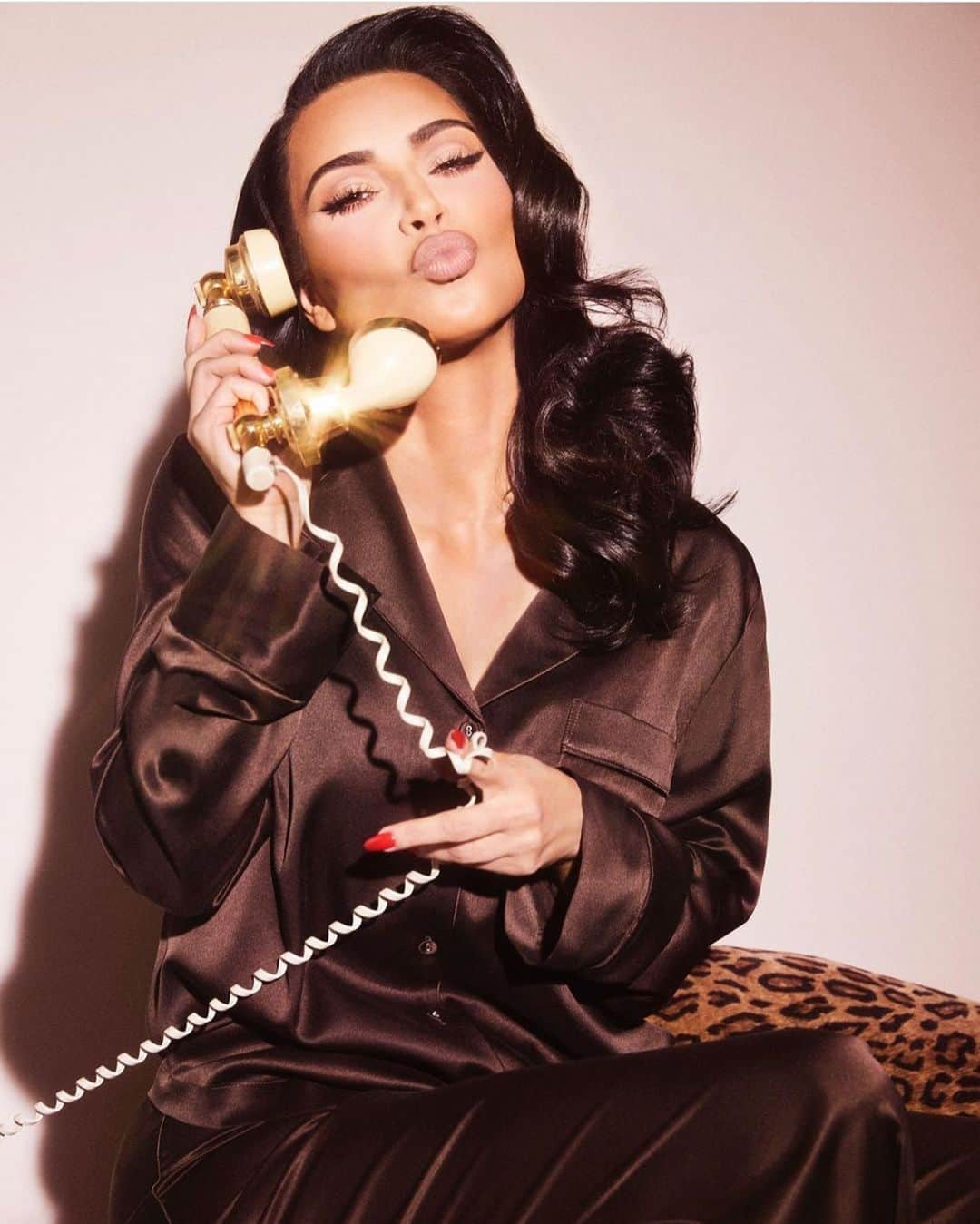 エレン・ヴォン・アンワースのインスタグラム：「Ring ring , it’s @kimkardashian in her new @skims looking smoking gorgeous」