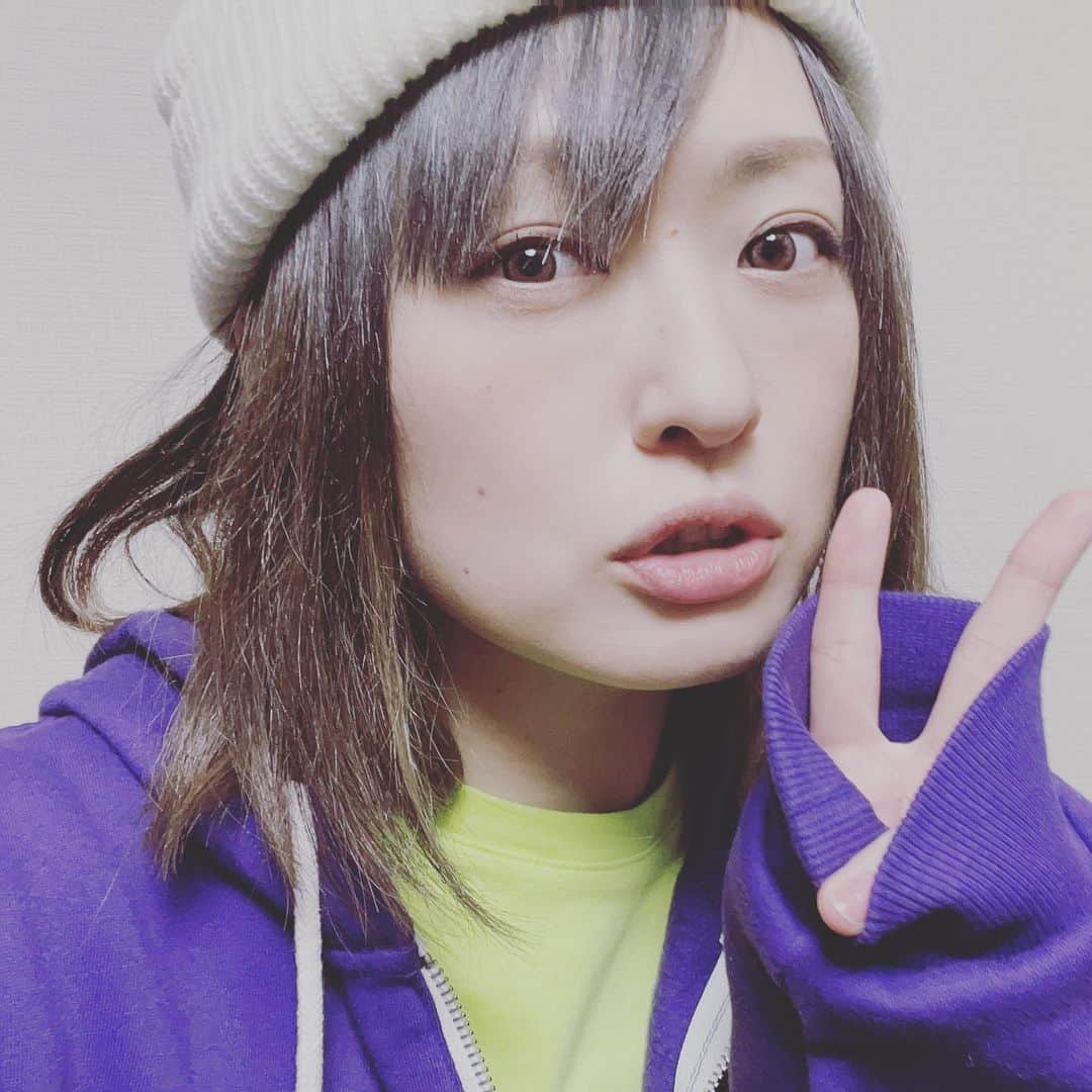 脇田唯のインスタグラム：「👩🏻‍🦳 今回のお芝居では、 私は『85歳の女の子』を演じてます。  毎日髪の毛を白髪にされてます（笑）」