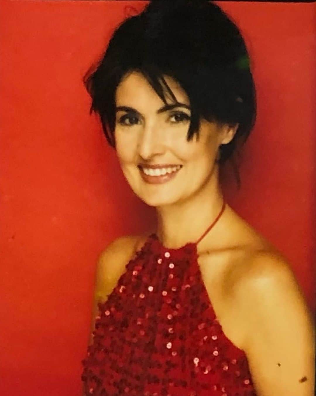 ファチマ・ベルナルデスのインスタグラム：「Achei essa foto para a capa da revista #marieclaire. Ela foi feita logo depois daquele alisamento japonês de que tanto me arrependi. Pro penteado ficar assim com volume, precisei acrescentar algumas mechinhas. Algo muito estranho pra mim que sempre tive um cabelo muito volumoso . Mas adoro essa foto. #TBT」
