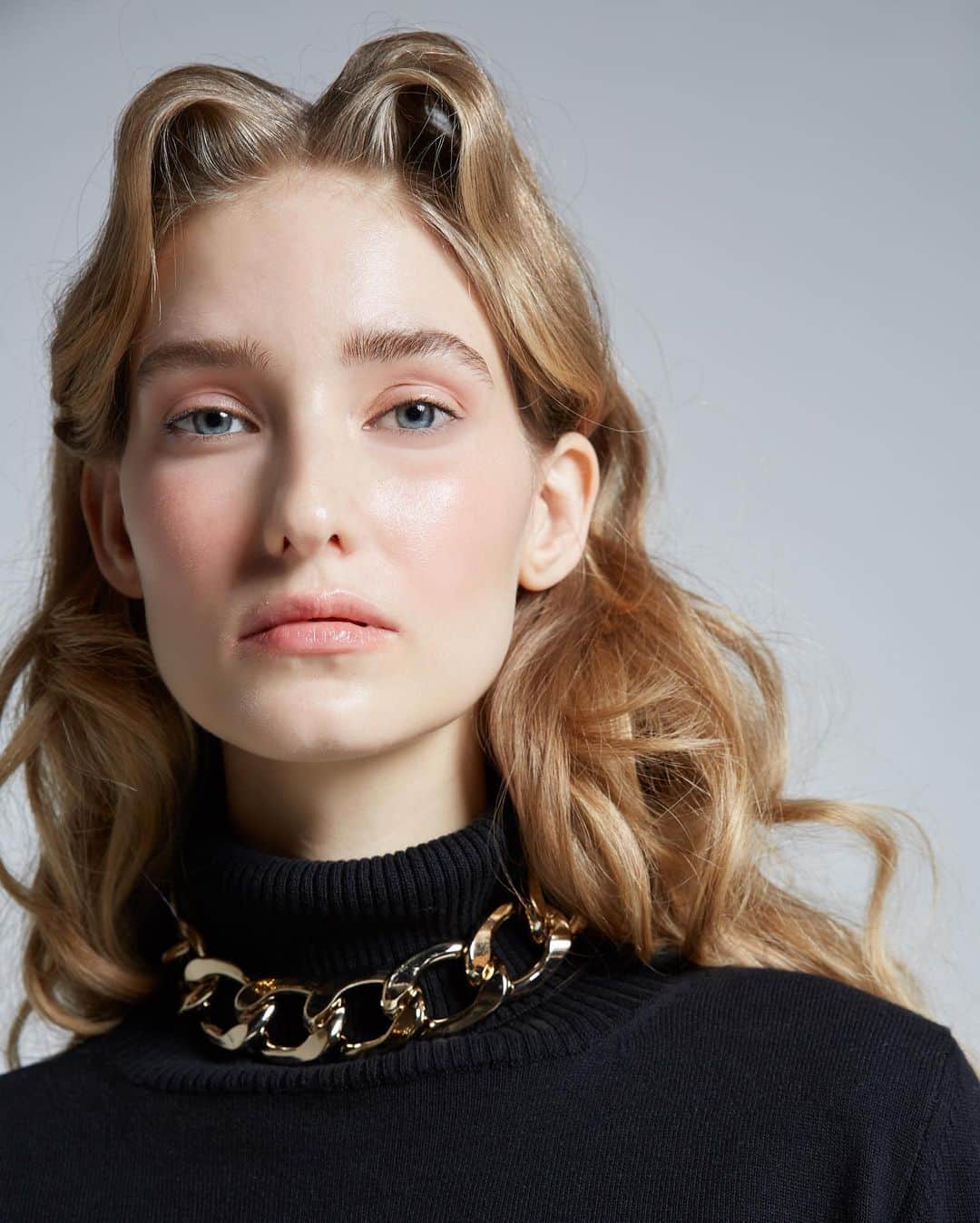 サラバターリアのインスタグラム：「...’YOUTH’ FW21 COLLECTION  Namara wears the NECKLACE CHAIN.   #SaraBattaglia」