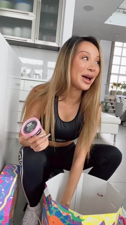 ダニー・リエルのインスタグラム：「Got this for Xmas and haven’t opened it yet」