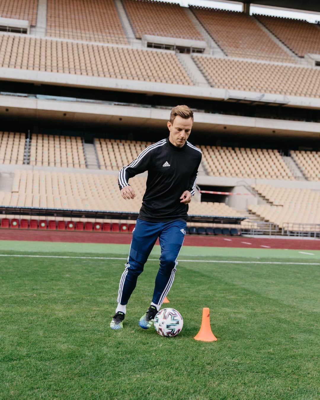 イヴァン・ラキティッチのインスタグラム：「Se la mejor versión de ti 💯🔥 Goku+activated ✅ @adidasfootball #Predator」