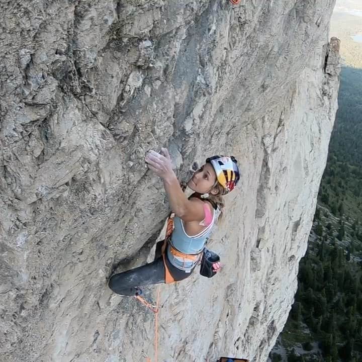 サッシャ・ディギーリアンのインスタグラム：「When I think about what is motivating me to train and to fight to come back after such a long process of surgeries and rehab, I think about moments like this; hanging out on the side of a big wall with friends, working on piecing together seemingly impossible sequences together, trying hard, and taking in the process. Here is a video of the crux sequence of the 5.14 pitch on Blue Jeans Direct on Mount Yamnuska in Canada 🇨🇦; filmed by @lovealwayspriscilla and belayed by @devondelattre - what a fun time @ryansheridan @justinreedolsen @fmoser — can’t wait to be all healed up and have some more fun adventures together!  — #climbing #womenwhoclimb #thetrilogy」
