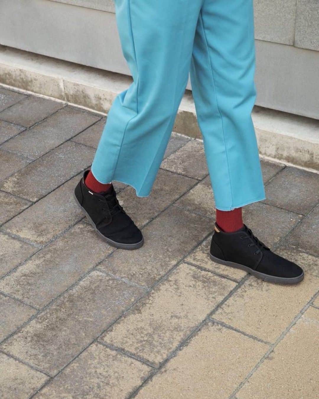 トムズシューズのインスタグラム：「A look. A statement. A lifestyle.   Give back with every step in your Carlo Mid Sneakers.」