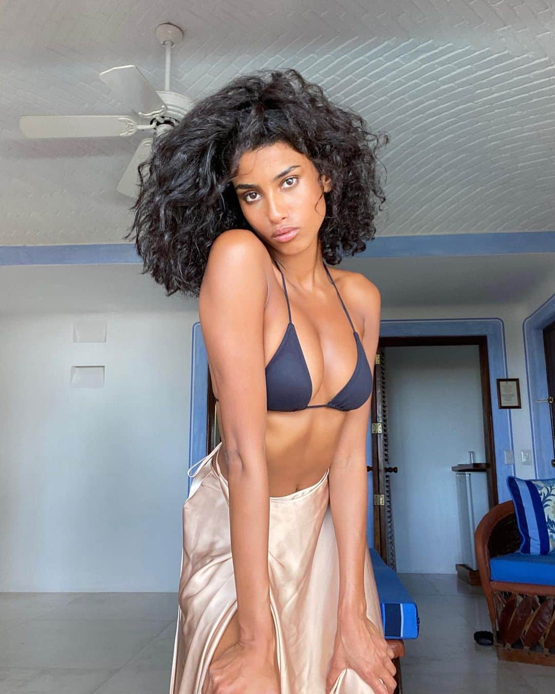 イマン・ハマンさんのインスタグラム写真 - (イマン・ハマンInstagram)「swipe to see how I feel about tomorrow being Friday...」2月5日 3時05分 - imaanhammam