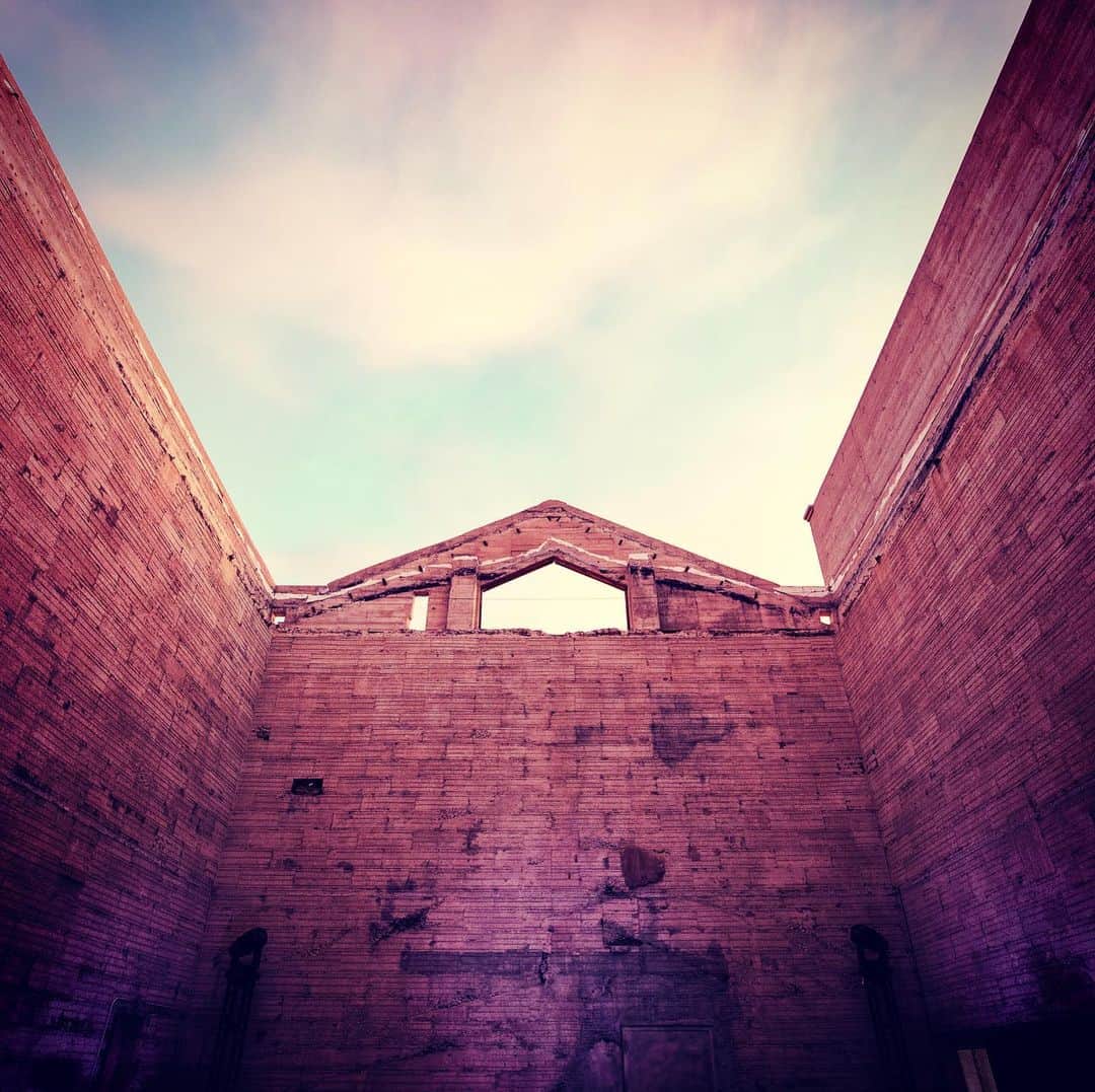 Jimmy Eat Worldのインスタグラム：「#tbt to a blank canvas that would become the backdrop for the #clarity stream  #PhoenixSessions  JimmyEatWorldLive.com」