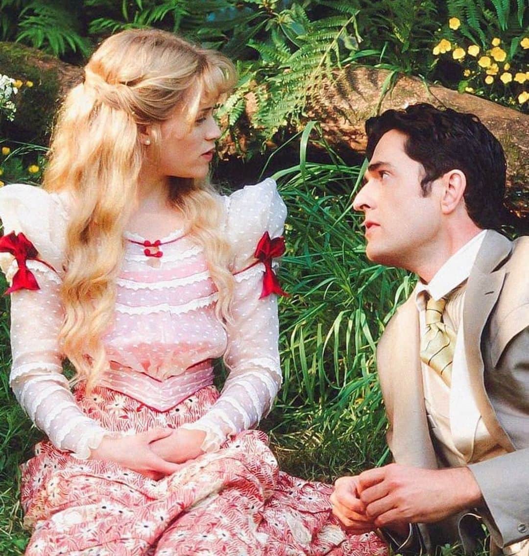 リース・ウィザースプーンのインスタグラム：「Watches one episode of #Bridgerton 🌷🌼🌸」