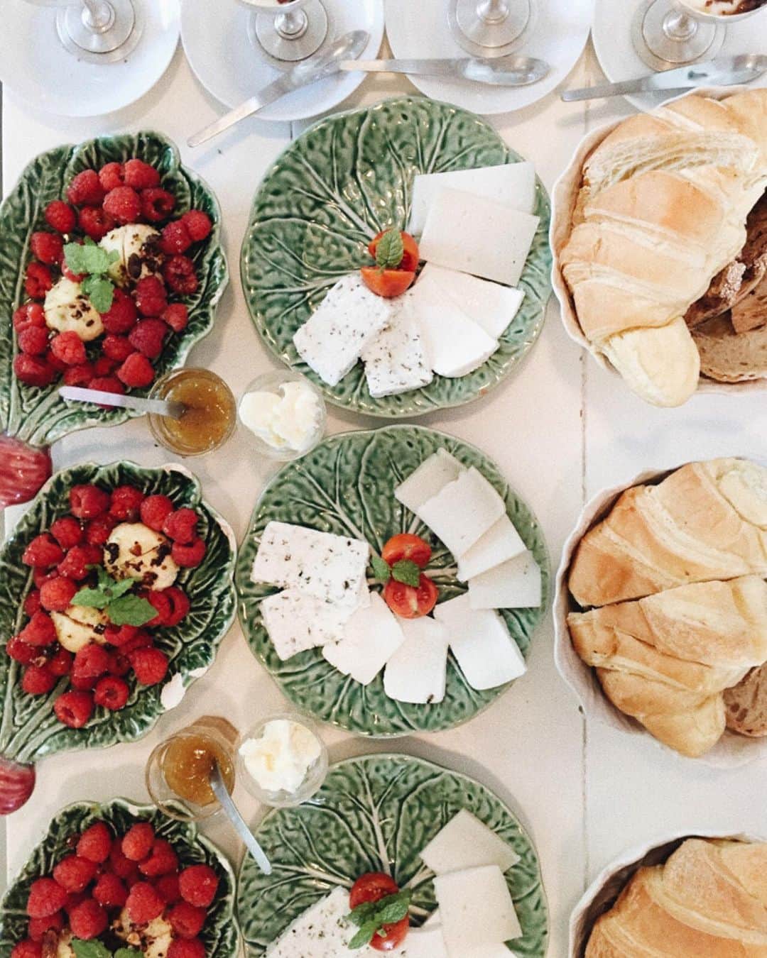 メドモアゼルのインスタグラム：「Amazing time, the secret is great food 🤗🥗   Mesdemoiselles.com #mesdemoisellesparis #springsummer21」