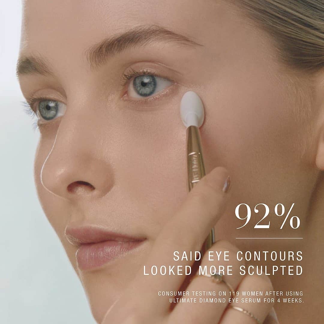 エスティローダーのインスタグラム：「Infused with #BlackDiamondTruffle, NEW #ReNutriv Ultimate Diamond Eye Serum helps your under eyes look more sculpted. ✨ Use the cooling ceramic wand to massage in the whisper-light serum and reveal radiant and brighter-looking skin. #ExtraordinaryBeauty」