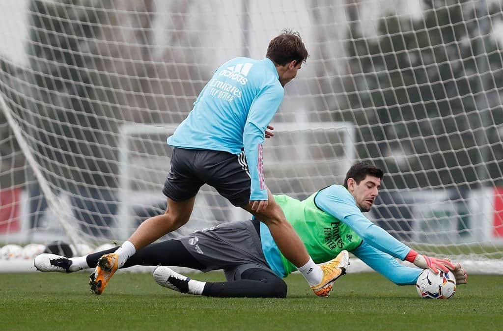 ティボ・クルトゥワのインスタグラム：「🛑 🧤 #HalaMadrid」