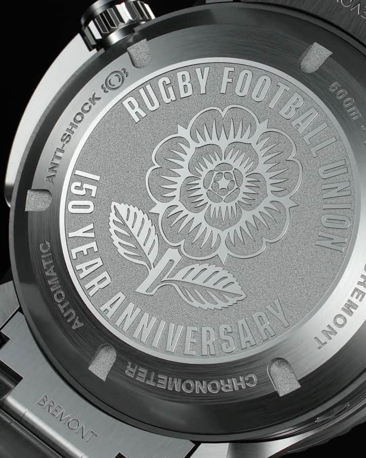 ブレモンのインスタグラム：「The dial of the Bremont RFU 150 is inspired by the blue tone of the @EnglandRugby team alternative kit and the inner dial ring is proudly stamped ‘Twickenham’. ⁠⠀ ⁠⠀ The 43mm satin and polished stainless steel case is fitted with a uni-directional rotating blue ceramic bezel that allows keen timekeepers to keep an eye on the match playing time with indicators showing the approach of half/full time and extra-time. ⁠⠀ ⁠⠀ The closed case back features the Rugby Football Union’s new, specially designed, Heritage Rose emblem celebrating the anniversary.⁠⠀ ⁠⠀ Tap our LinkInBio to find out more.⁠⠀ ⁠⠀ #englandrugby150 #WearTheRose #bremont #bremontwatches #rugby #englandrugby #worldcup #rugbyworldcup #rfu #tomcurry #sportwatch #england #luxurywatch #luxurywatches」