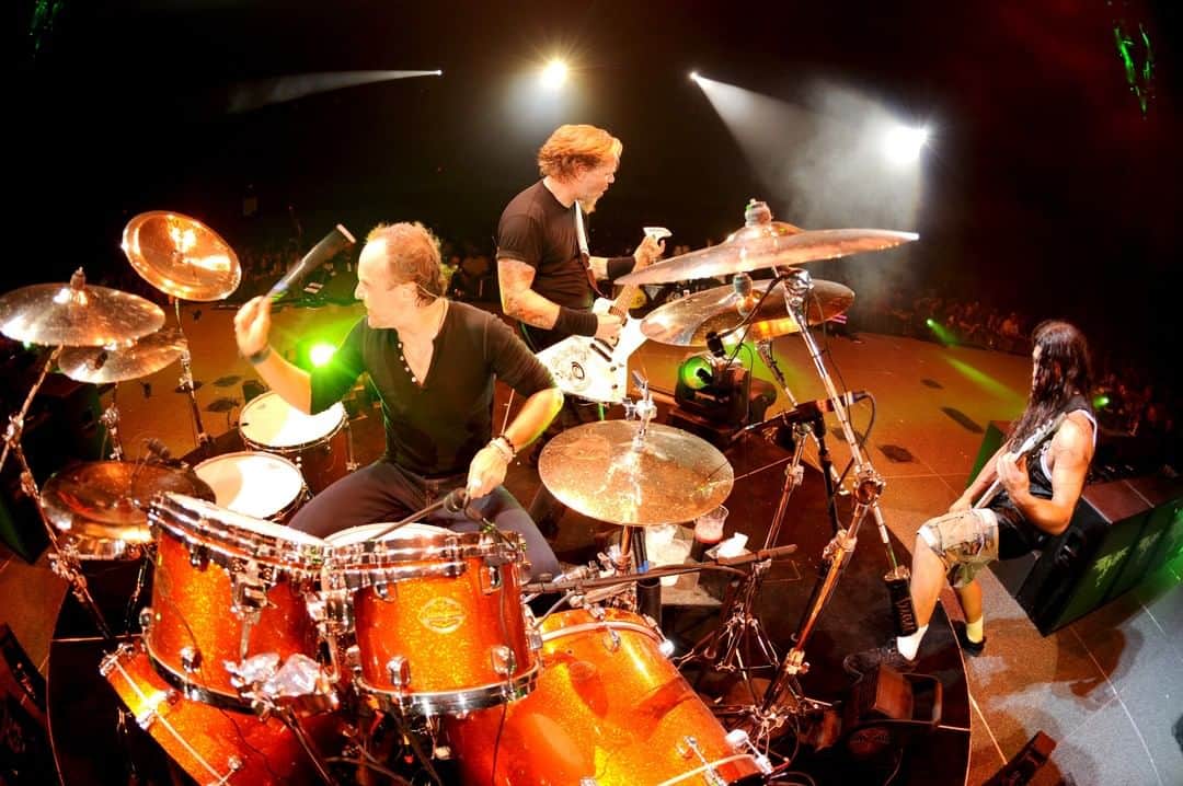 のインスタグラム：「Throwback to the beginning of the World Magnetic tour in October '08... #tbt  📸 @rosshalfin」
