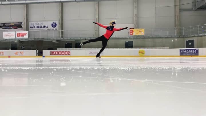 エリスカ・ブレジノワのインスタグラム：「Name the jump❓#figureskating #slowmotion」