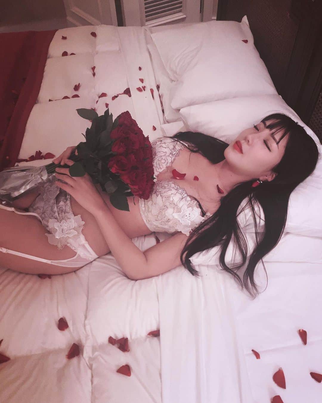 のインスタグラム：「🥀 . . . 王子様のキスで目覚める予定なんだけど😗😗笑 . . . #王子様のキス待ち  #死体役  #どういうシチュエーション  #火曜サスペンス  #愛人は殺される #薔薇の使い方  #寝てたら薔薇散らされてこれ持ってって言われてされるがまま #撮ってくれた作品 #ヘルタースケルター」