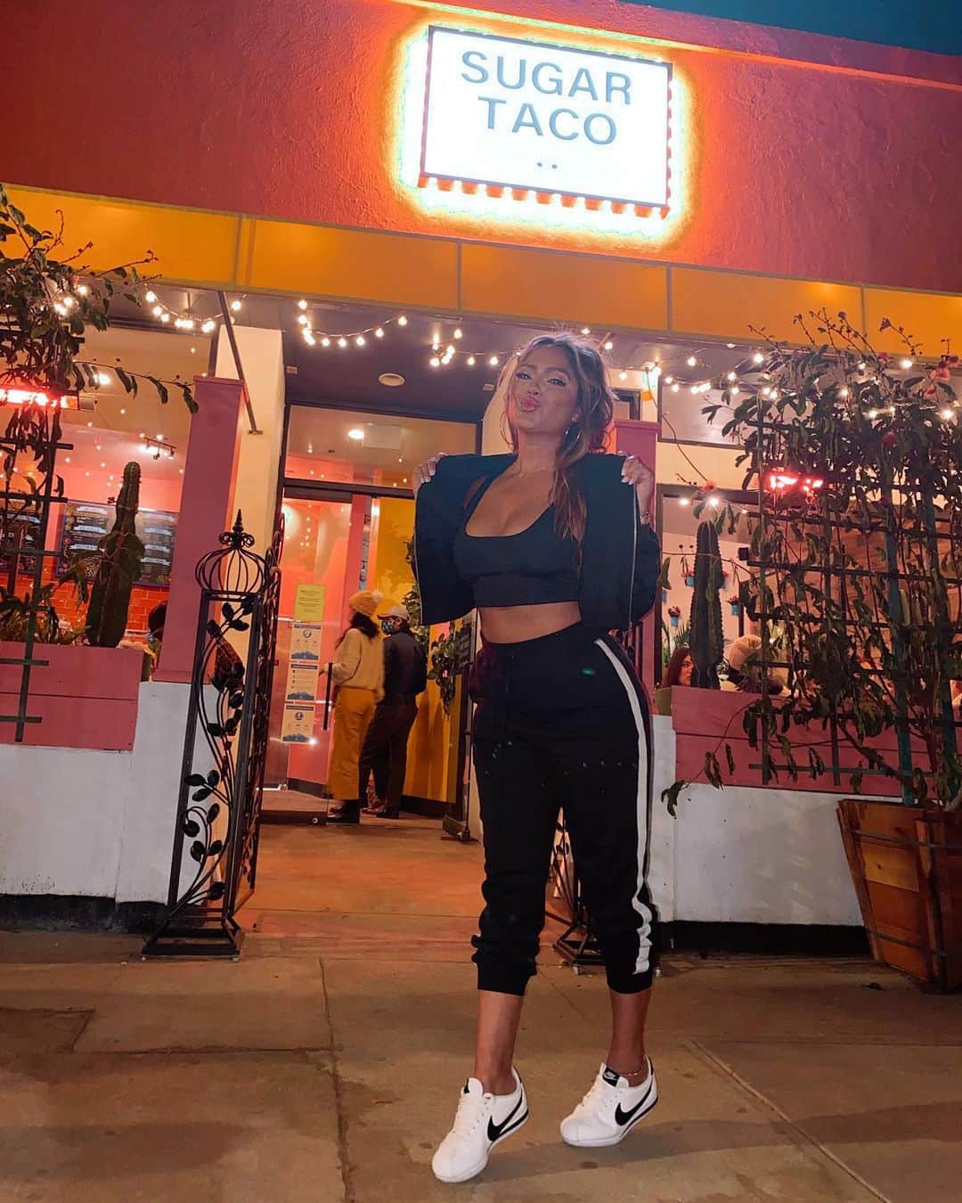 ジェシカ・バーチアーガのインスタグラム：「🌱🌮🍹 @sugartaco in Sherman Oaks opening this Friday the 5th! Come taste the BEST VEGAN Mexican food you ever had! My faves are The  loaded carne asada nachos, carne asada tacos, fish tacos & make sure you add the Pineapple Habanero salsa 🤤. Don’t forget the Watermelon Margarita🍹  Soo soo Grateful to be apart of Sugar Taco #2 All women owned business 😛 #womeninbusiness #womenownedbusiness #womensupportingwomen」