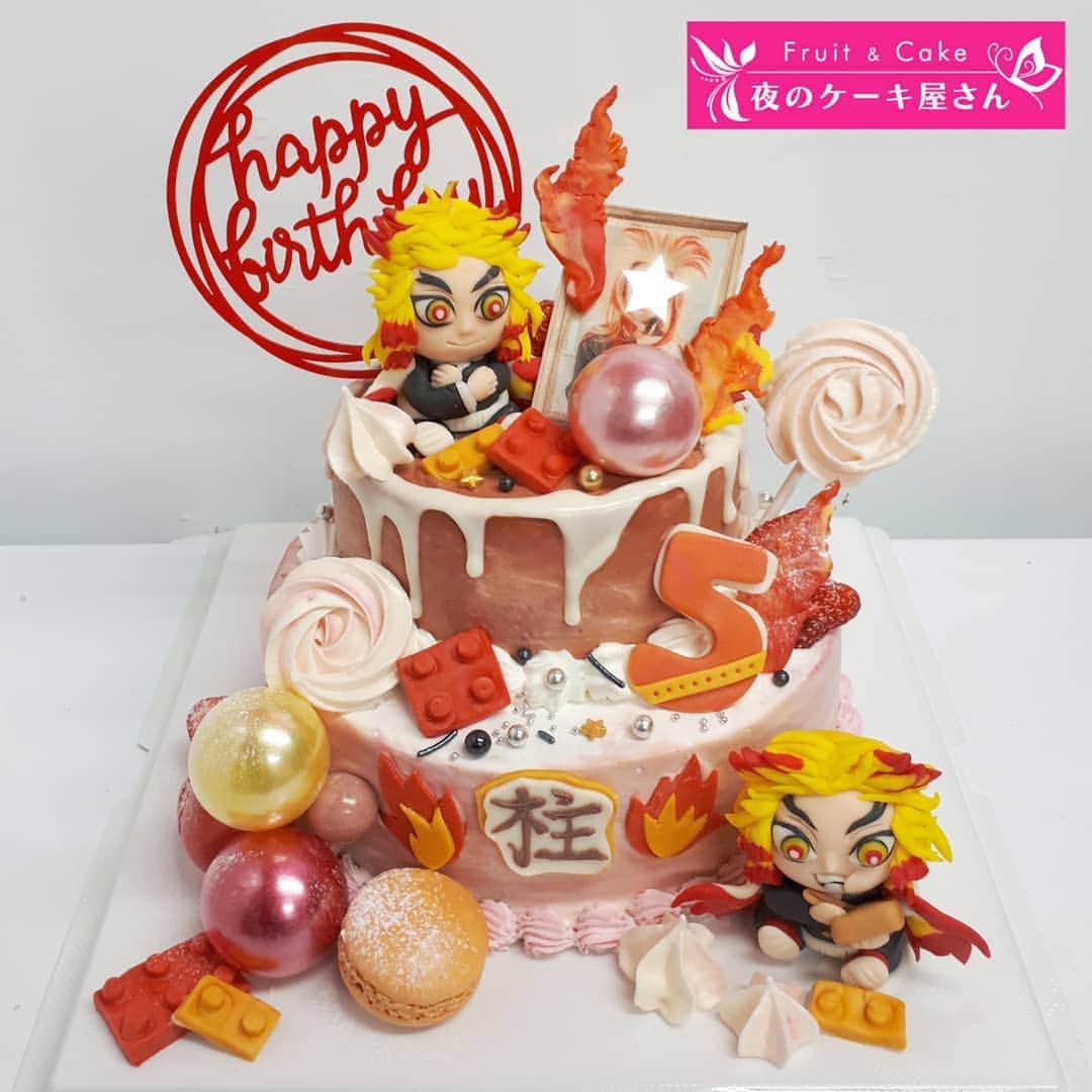 夜のケーキ屋さん♥Juli　(エディブルフラワー協会) さんのインスタグラム写真 - (夜のケーキ屋さん♥Juli　(エディブルフラワー協会) Instagram)「心を燃やせ🔥💕 れんごくさんケーキ🎂 : 静香さんの息子くん(にゃーくん💛)のお誕生日ケーキです😍🎂 @mutoshizuka0204 にゃーくんの好きな、鬼滅の刃の煉獄さんのケーキ🔥 ケーキのデザインは、静香さんがイメージ描いて送ってくれて、それを見ながら作りました😭✨✨ 愛情たっぷりなオーダーケーキ🎂 : 写真プレートは、にゃーくんの煉獄さんコスプレ、めっちゃかわいい💛 : : #煉獄さん #夜のケーキ屋さん #オーダーケーキ」2月5日 3時27分 - juli_sasa