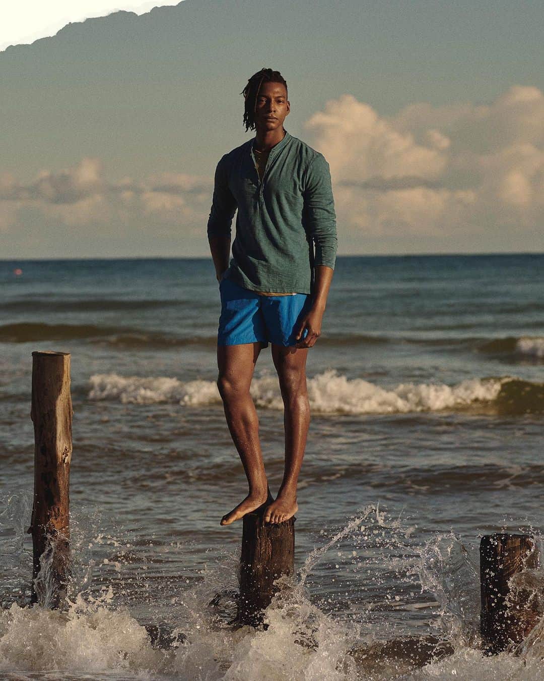 オールバーブラウンのインスタグラム：「Take a laidback approach to spring style with our latest polos & shirts. We've chosen garment-dye fabrics to achieve the 'lived & loved' look of your most cherished wardrobe heroes, with the quality and resilience of something new. Shop our latest garment-dye styles in new blues and classic hues via the link in bio. 🌊 #OrlebarBrown #AtlanticCoast #OBsAroundTheWorld」