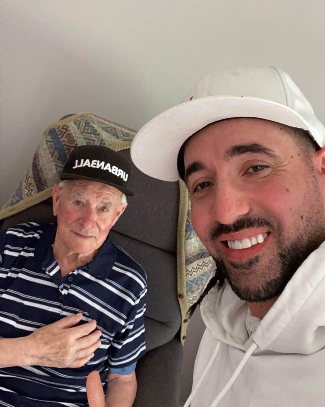 のインスタグラム：「RIP Mon héros 🙏🏻🙏🏻❤️❤️❤️❤️ 1934-2021 🔹 J'ai toujours cité mes inspirations, mais je voulais rendre un hommage à mon héros celui qui m'a tout appris sur le respect et les valeurs du travail . Il était mon exemple sur beaucoup d'aspects de la vie . Il m'a même couvert sur mes premiers retards en cours. M’a présenté à MR GUY ROUX lors de mes années de formation à Auxerre .  La sincérité et la droiture = un exemple .  Il n'avait pas peur de versé des larmes pour te montrer ces sentiments. Je suis fière d être ton petit fils et sache que tu restera toujours dans mon cœur, j'espère que tu es heureux là où tu es, car tu nous souhaitais toujours notre bonheur . "Arnaud frappe ..." "Ba mon p'tit c est que j'ai pas de portefeuille ..." Tes bisou, tes larmes, ta gentillesse ... TU VAS ME MANQUER PAPY   #myhero #exemple」