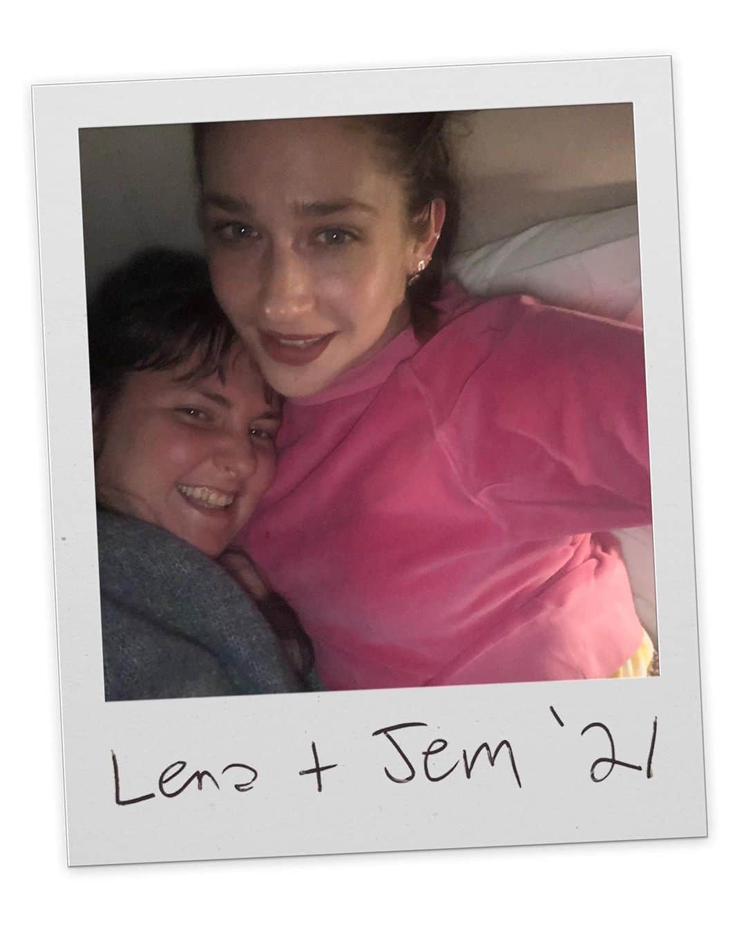 レナ・ダナムのインスタグラム：「A lot of COVID testing went into being reunited with my true blue 💙 after a full year- the longest we’ve been separated since the 7th grade (save for one very strange moment in college that we don’t really like to talk about where I visited her in Rhode Island and she avoided me and the only glimpse I caught of her during the whole trip was when she streamed by on the back of this guy Tristan’s moped.) This pandemic has reframed many things for me, but one of them is to never take being nestled in this velour armpit for granted again. I love you Jem.」