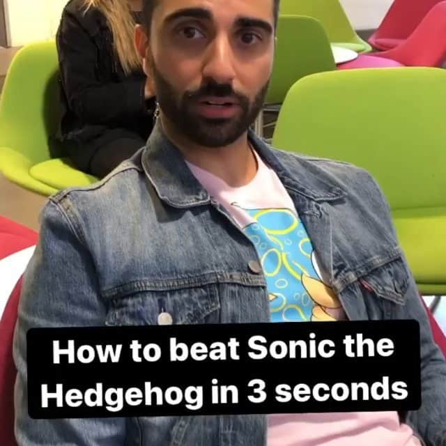 リー・マジャブのインスタグラム：「Hahah!  Agent Stone teaches you how to "beat" Sonic The Hedgehog.  #TeamRobotnik  Was such a blast filming this with the @igndotcom team! Wow. Almost a year ago!  #SonicMovie #SonicTheHedgehog #Gaming #SpeedRun」