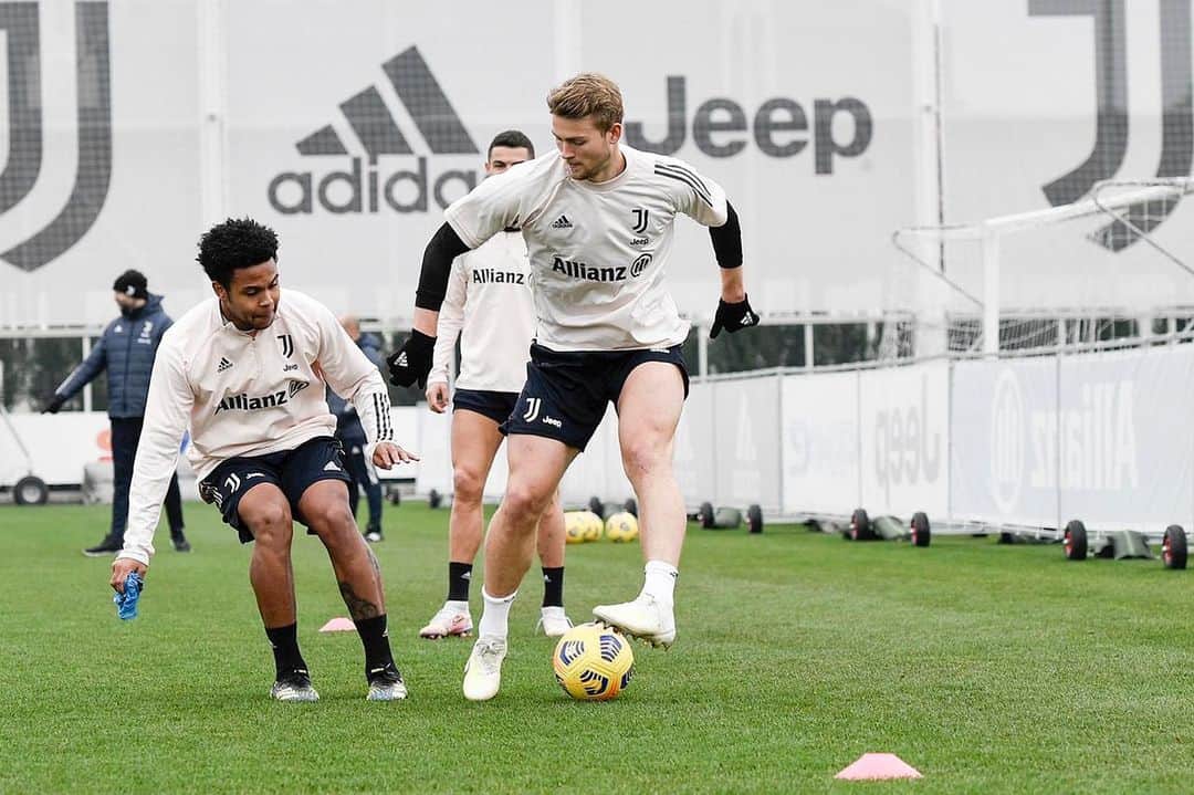 マタイス・デ・リフトのインスタグラム：「Getting ready for Roma! 💪🏻⚪️⚫️」
