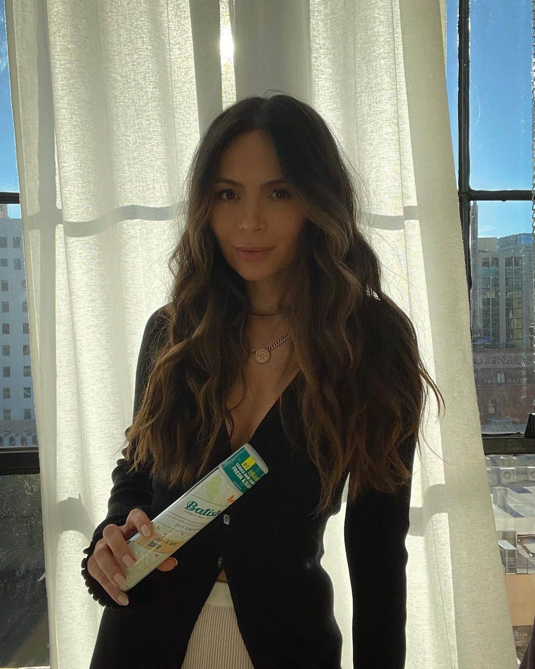Marianna Hewittのインスタグラム：「Who loves dry shampoo? 🙋🏻‍♀️ As you know, I only wash my hair a few times a week so dry shampoo is a must for me. That’s why I am so excited to be kicking off 2021 with a new partnership working with @batiste_us as a brand ambassador for the year! Their dry shampoos are affordable and most of all *so* effective. #LiveBatiste #BatisteAmbassador #ad」