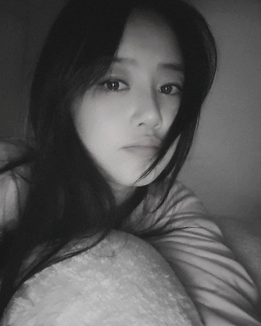 シン・ゴウンのインスタグラム：「박초희진짜짱. 자다일어났는데  머리가 너낌있다.  산신령머리에서 탈출시켜줌 @hair_chohee_   #쉬작 #초희부원장님 #레나원장님  아근데 오늘도 다잤다  휴. ,일찍일어난 새가 너무 피곤한데....」