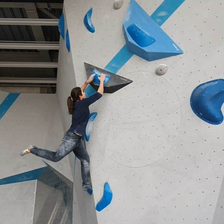 スターシャ・ゲージョのインスタグラム：「All blue 😍  The top part took quite a while. Anyways, this boulder is MEGA 🤩 @boulderweltmuenchenost   Psyched for another competition simulation this Saturday.  #scarpaclimb #scarpa #trangoworld #boulderwelt #coordination #bouldering #competitionclimbing #training #jumpy #blue #taketheotherway」